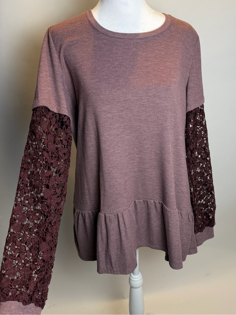 Women’s Lace-Sleeve Peplum Tunic in Mauve